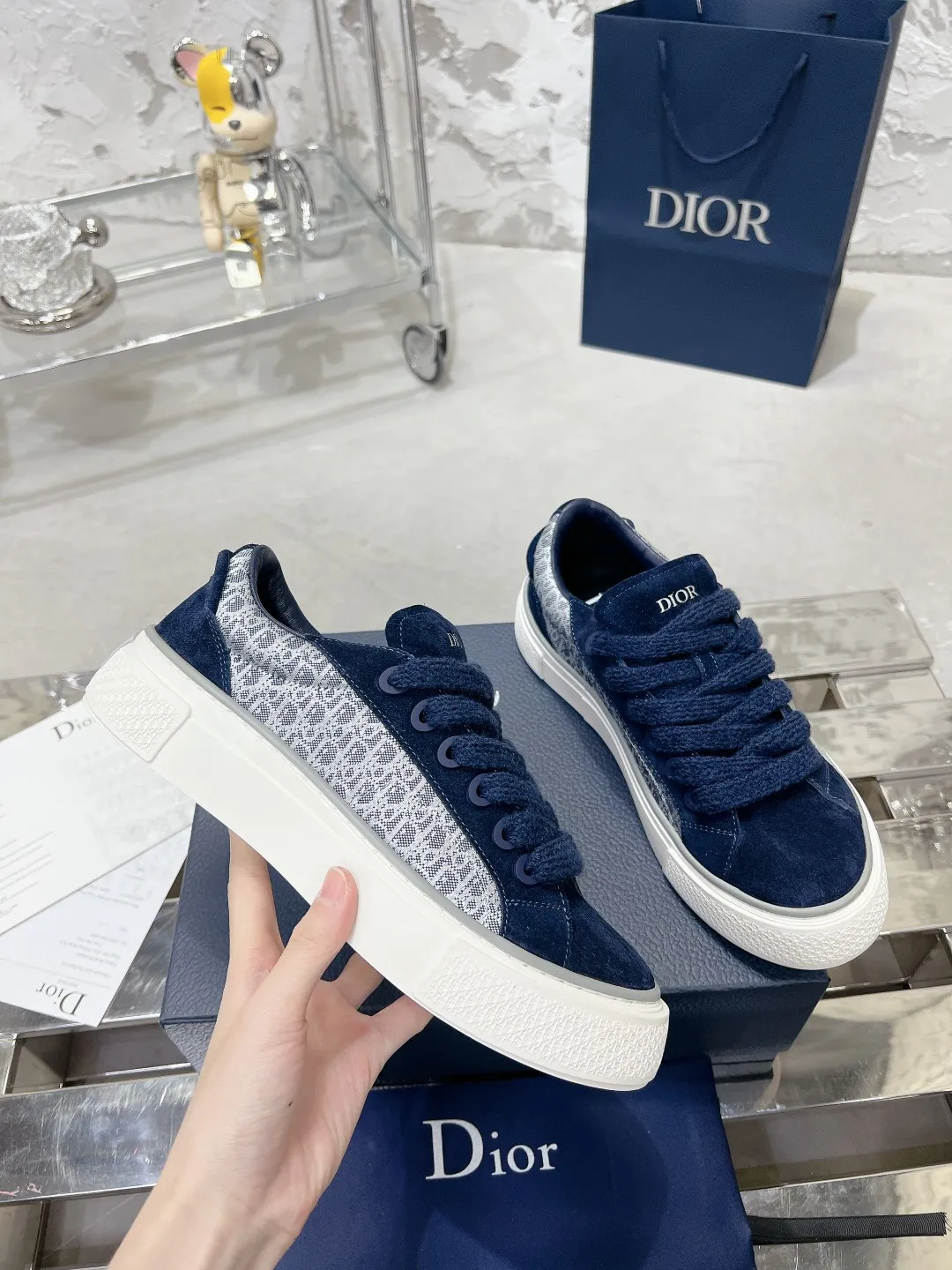 👟👟Ex-factory price P560👟👟 Women's shoe factory top version Dior B33 series! Casual sneakers for couples 👟 Purchased from the original, developed and made. Carefully crafted from Dior gray cow leather, decorated with tone-on-tone CD Diamond pattern canvas panels on the sides. The shoelace eyelets in the shape of CD Icon are clever and exquisite, and the two-color sole, tongue and heel are all decorated with special details, making it more refined. A very casual and versatile shoe. 🔘Fabric: Original customized calfskin + Oblique floral fabric 🔘Inner: Customized breathable lining 🔘Outsole: Original molded TPU combination outsole 🔘Sole thickness: 3CM 🔘Size: Women's size: 35-41 Male size: 38-46 (Female 41, Male 38, 46 customized, non-refundable)
